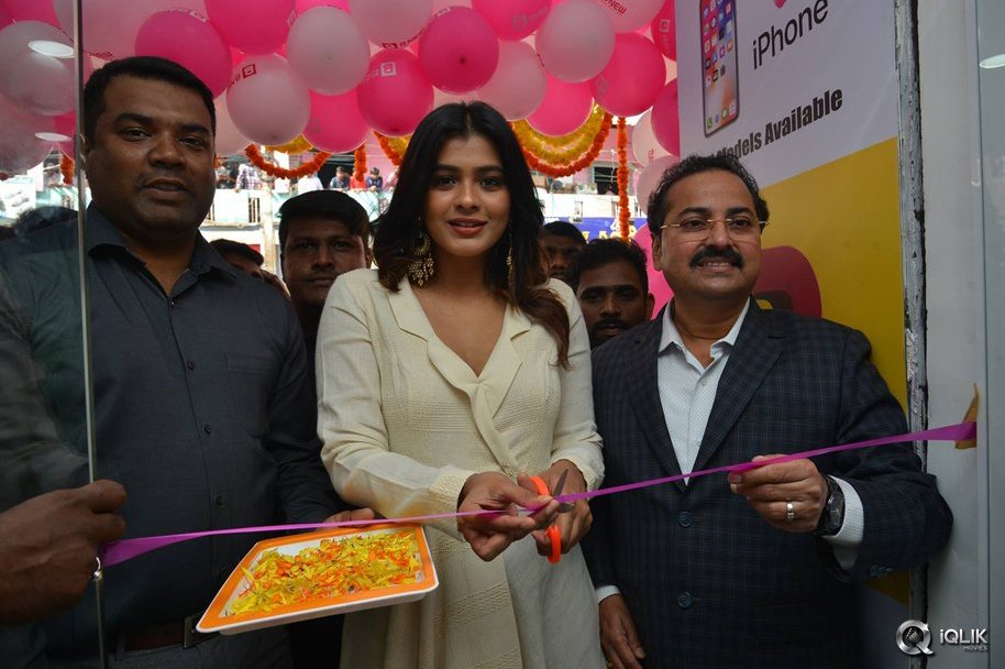 Hebah-Patel-at-B-New-Mobile-Store-Launch